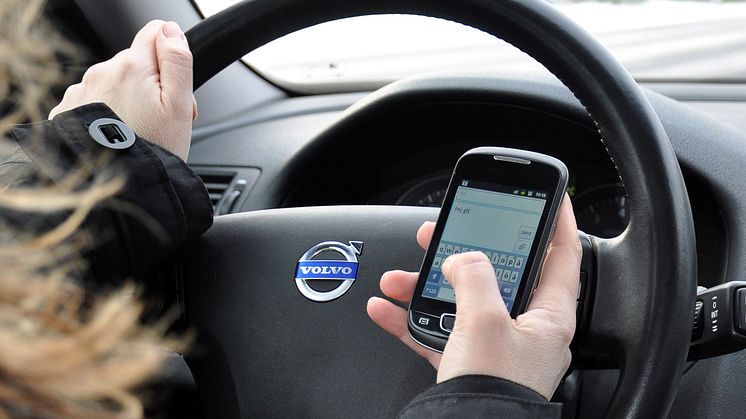 Allt färre småbarnsföräldrar sms:ar bakom ratten