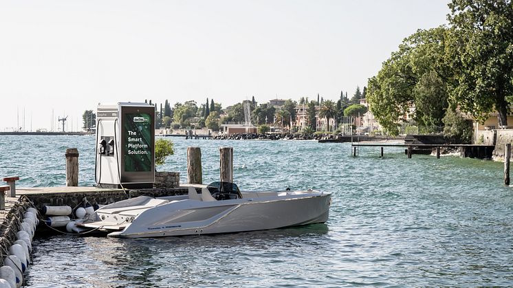 E-Sportboot Frauscher × Porsche eFantom – geladen mit ChargePost von ADS-TEC Energy 