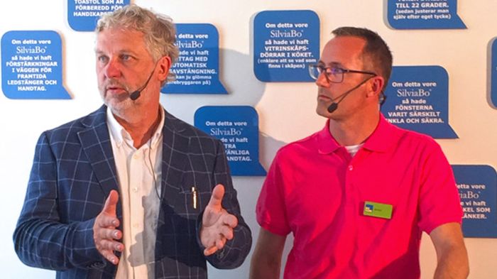 Bostadsminister Peter Eriksson och forsknings- och utvecklingschef Jerker Lessing BoKlok diskuterar framtidens bostadsbyggande.