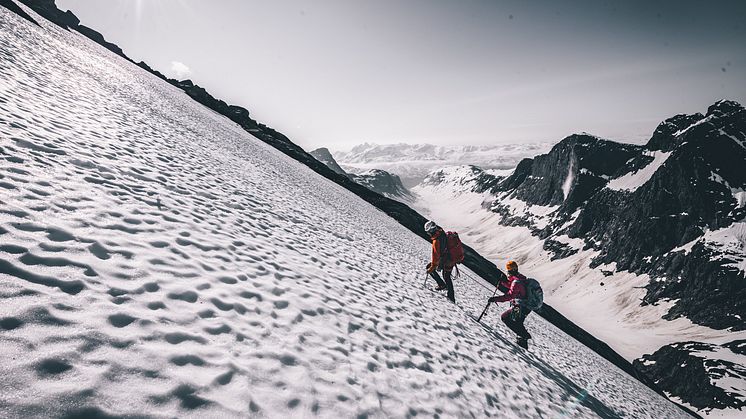 Jostein Aasen fører opp Svane med fantastisk utsikt innover Jotunheimen. 