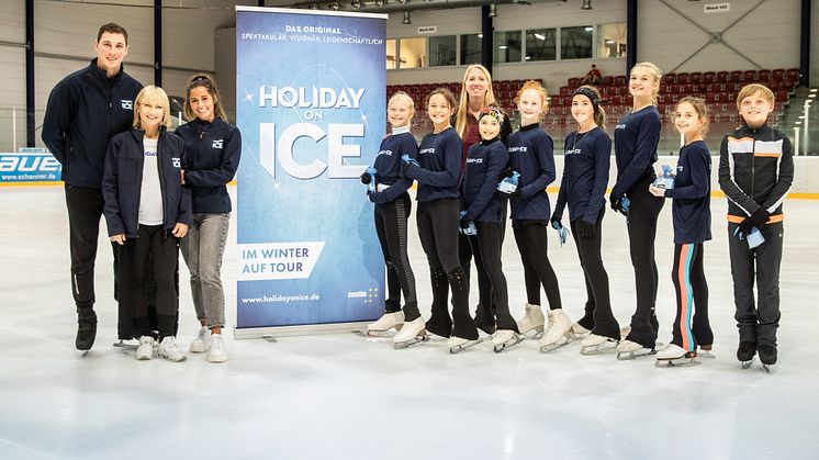 Paarlauf-Olympiasieger trainieren deutschen Eiskunstlaufnachwuchs bei HOLIDAY ON ICE ACADEMY Sommercamp 