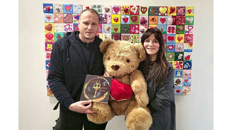 Raik Franke übergab die Spendensumme an Mona Meister im Kinderhospiz Bärenherz Leipzig