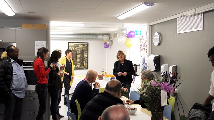 Seksjonsleder i Bydel Stovner, Marit Polle, holdt åpningstale for de oppmøtte på åpningen av Nye Værestedet. Foto: Boligbygg