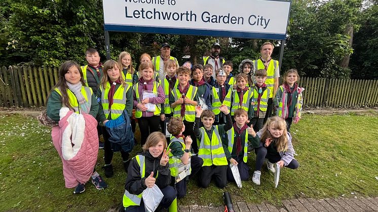 The 4 Letchworth Cubs planted 400 bulbs at the station