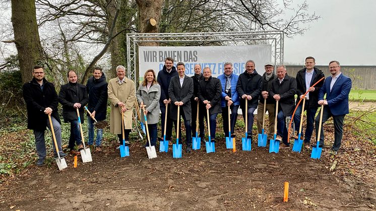 Zum symbolischen Spatenstich für den weiteren Glasfaserausbau im Kreis Heinsberg trafen sich die Verantwortlichen mit Landrat Stephan Pusch (3.vr) und Marius Dallmann (7.vl) von DG auf dem Gelände Loherhof in Geilenkirchen. Foto: Kreis Heinsberg