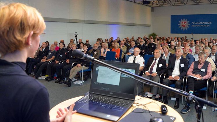 Foto: (Polizei NS) Auditorium beim Symposium "Fahreignung Senioren" an der Polizeiakademie Niedersachsen