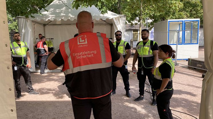 LIEBLANG Einsatzzentrale bei DAS FEST: Einsatzleiter Jörg Zenger mit Elisa Stahl und Kollegen beim Check-In  (Copyright: LIEBLANG Gruppe)