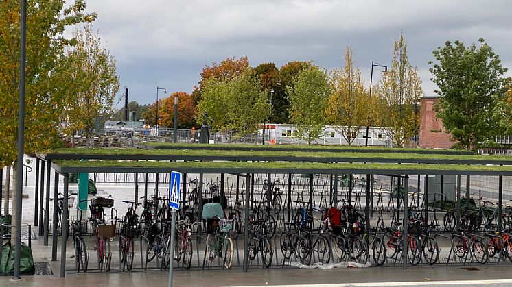 Nya cykelparkeringar med gröna sedumtak, Roslags Näsby