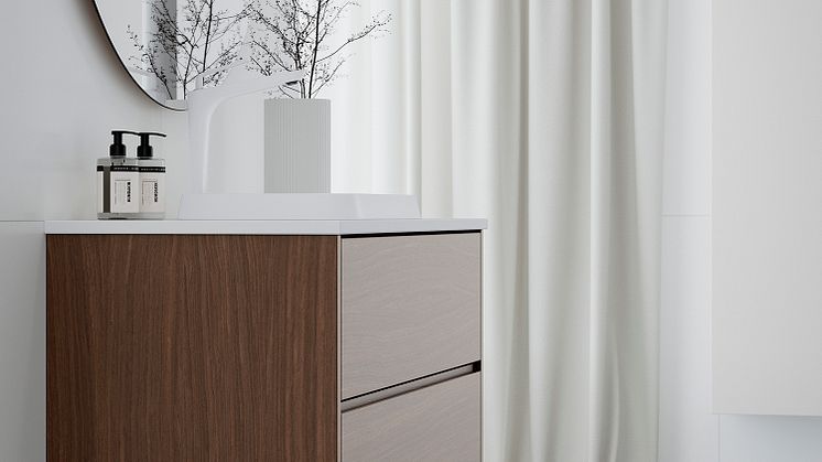 INR Iconic Nordic Rooms nya badrumsmöbel GRAND Walnot™ ser ut att vara tillverkad i valnöt men är i själva verket mer hållbart producerad i träfanér