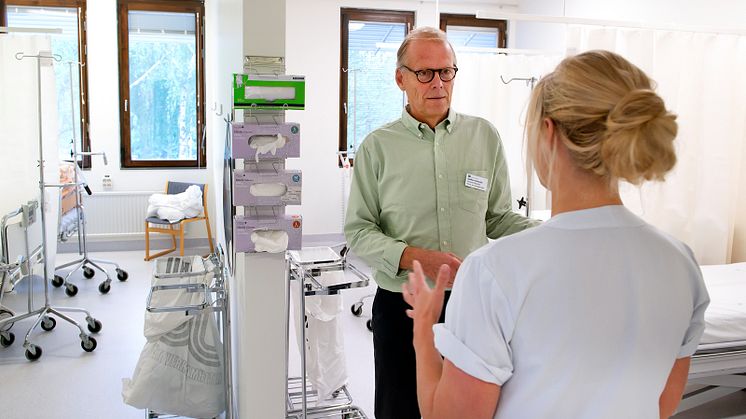 Staffan Gröndal  och Amanda Lundmark samtalar om öppningen.