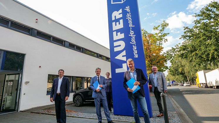 V.l. Roland Waleska (Deutsche Glasfaser), Bürgermeister Michael Berens, Michael Petermeier (IT-Koordinator Fa. Laufer), Daniel Laufer (Geschäftsführer Fa. Laufer)  und Wirtschaftsförderer Thomas Westhof