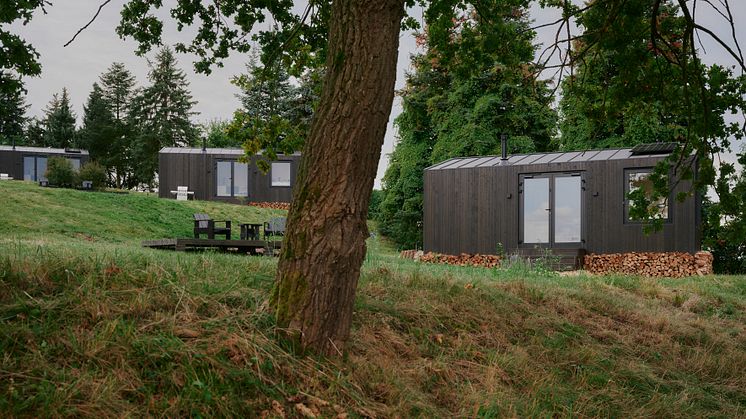 Schlicht und schön kann man in den Lodges von "RAUS" mitten in der Natur wohnen. Foto: Noel Richter. 