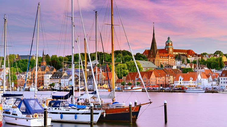 Flensburg_Yachthafen_und_Altstadt_mit_Marienkirche