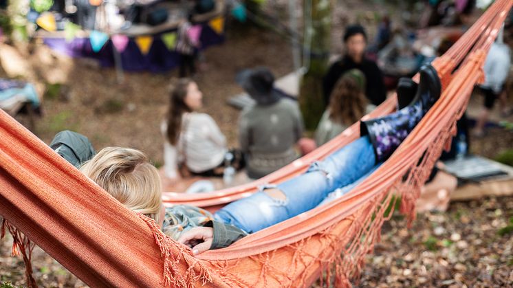 Idyllisk og avslappende stemning på skogsfestivalen Into the Woods. Foto: Into the Woods