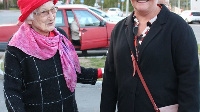 Mandis Tervahauta, initiativtagare till projektet och Eva Älgamo, kontorschef Sparbanken Nord Övertorneå.
