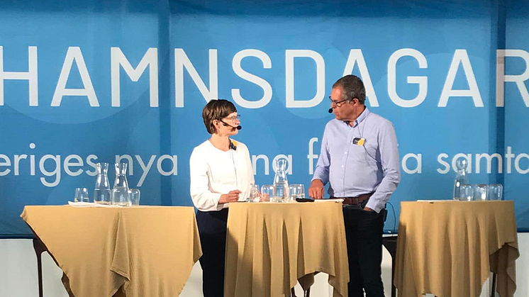 Anna Werner, moderator och Mikael Schmidt, avdelningschef på Swedac på scen under Frihamnsdagarna i Göteborg.