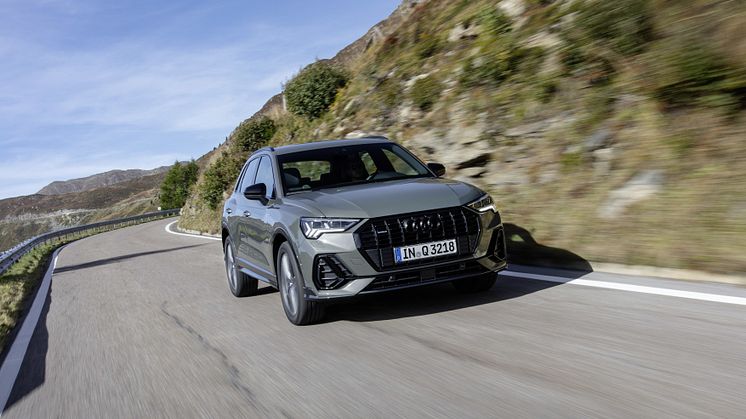 Audi Q3 (chronosgrå) dynamisk forfra