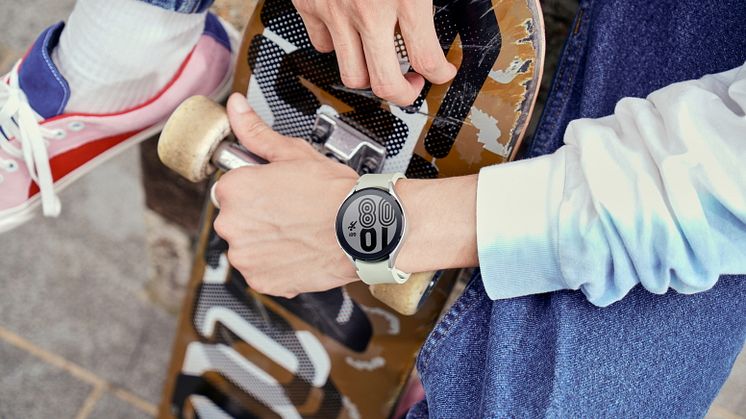 8. Galaxy Watch4_Lifestyle_Outbox Strap1.jpg