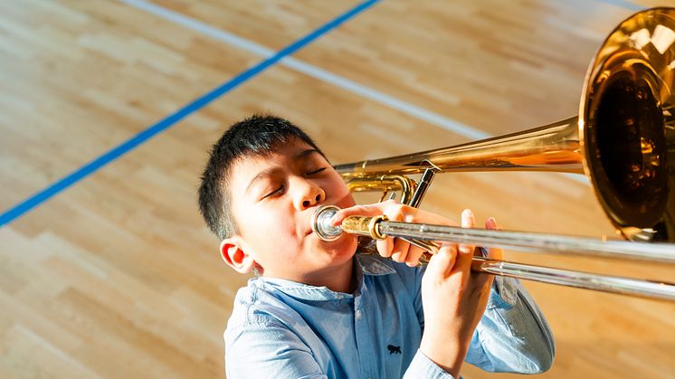 Ung musiker trombonist