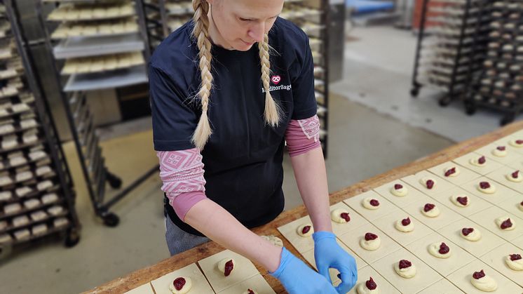 Konditor Anette Drengsgaard fra KonditorBager i Bjerringbro giver gode råd til, hvordan man laver den perfekte gammeldags fastelavnsbolle med fyld. Foto: PR.