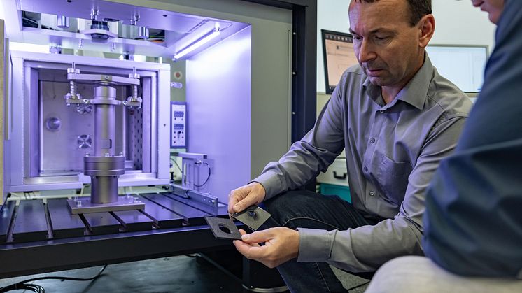 Kvalitetssikring - medarbejdere fra Materials Engineering undersøger plastikprøver efter en punkteringstest