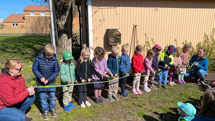 Barnen klipper invigningsband