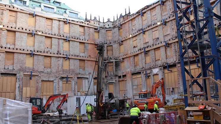 En varsam återuppbyggnad av Vildmannen 7 på Biblioteksgatan i Stockholm pågår. Foto: Hufvudstaden