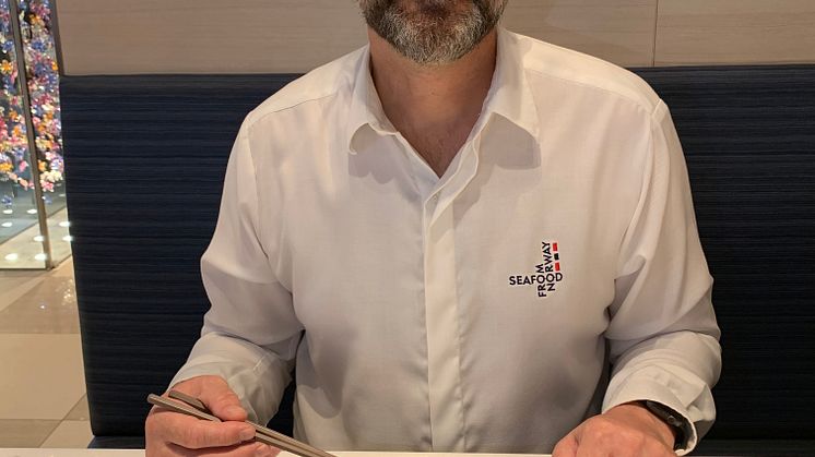 Sjømatutsending i Sørøst-Asia, Asbjørn Warvik Rørtveit, nyter norsk makrell på thailandsk restaurant