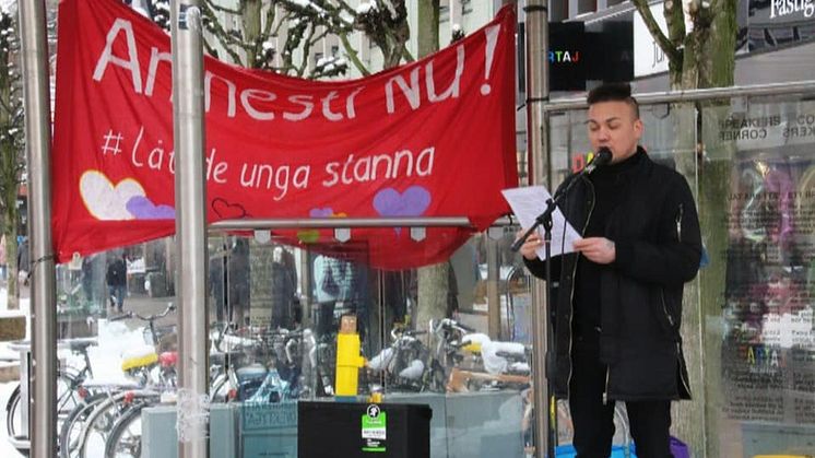 Ahmad Rahimi talar på en manifestation.