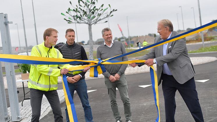 Projektledare Fredrik Holmer och Styrelseordförande Bengt Mohlin knyter upp bandet och inviger Returum