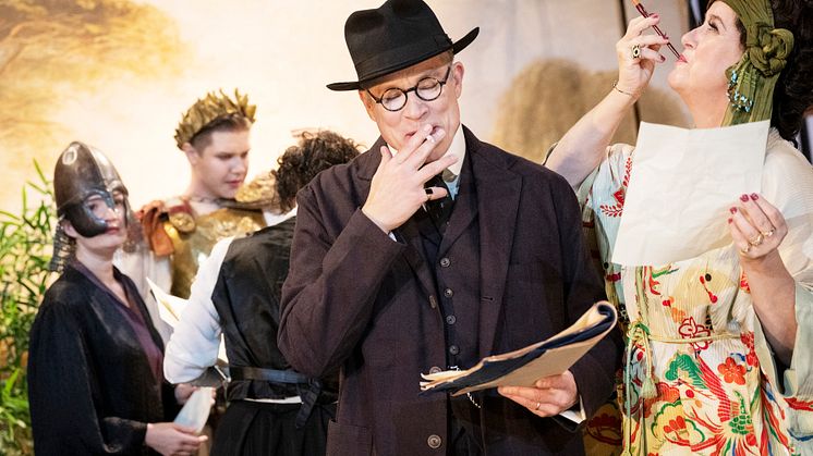 I förgrunden Johan Gry, Carina M Johansson. I bakgrunden Marta Andersson-Larson, Erik Lundholm, Vivi Lindberg. Foto Ola Kjelbye.
