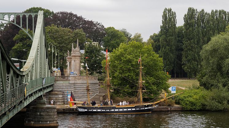 Die Royal Louise ankert zum Tag des Offenen Denkmals am Neuen Garten auf Höhe Bertinistraße.