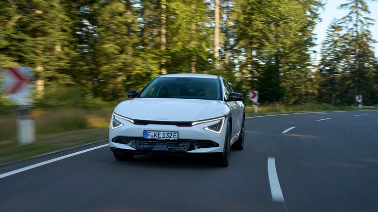 kia-all-new-ev6-baseline-my25-snow-white-pearl-outdoor-dynamic-print-3600x2400-004.jpg