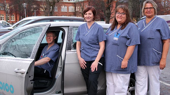 Mobila medarbetare på väg att göra hembesök. Från vänster: Gabriel Ekman (läkare), Åsa Sjölin (sjuksköterska), Helena Nielsen (sjuksköterska) och Susanne Ehlin Enström (sjuksköterska).