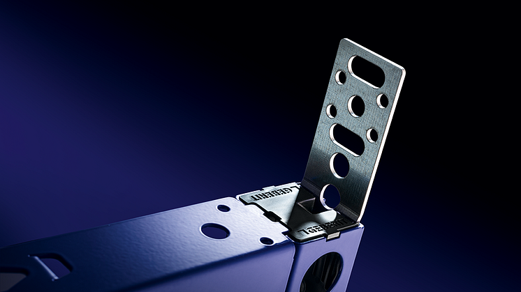 2025 Duofix pull-out side fastening close-up beauty shot.png