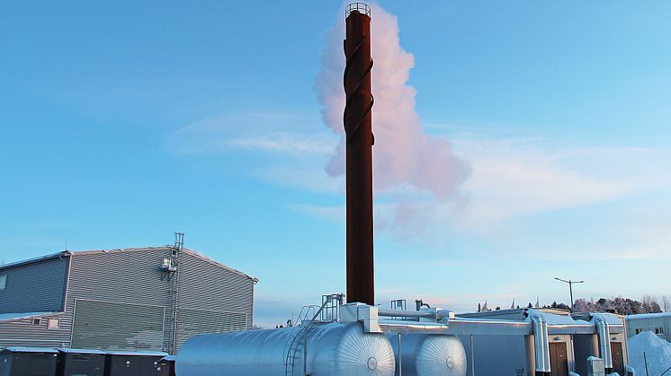 Luleå Energi tillför bioolja från växtriket i fjärrvärmeproduktionen.