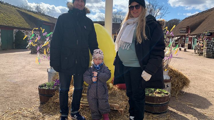 Pappa Jonas och mamma Sofie tillsammans med dottern Alice som firar sin födelsedag i Skånes Djurpark.