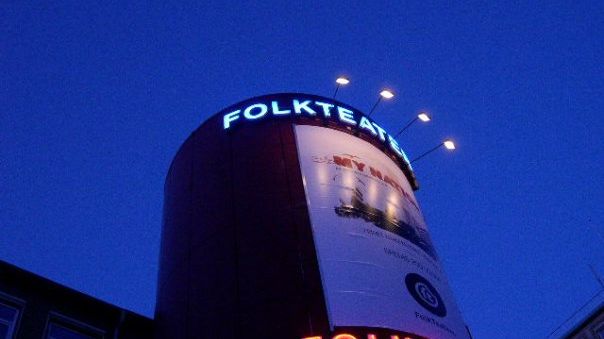 Folkteatern i kvällsljus
