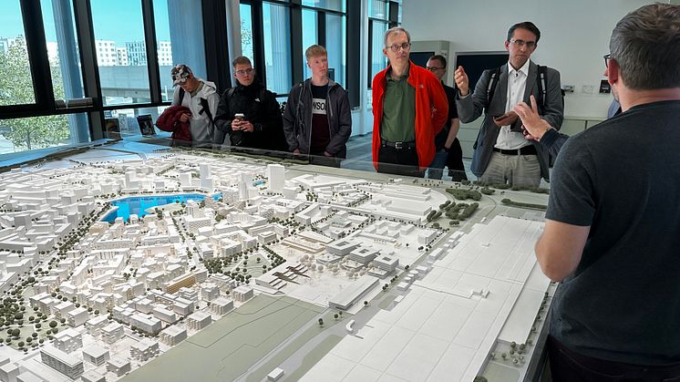 Teilnehmende der Wildauer Studienreise nach Wien beim Austausch mit Expertinnen und Experten im Wiener Stadteil Aspern. Bild: Ralf Kohlen / TH Wildau