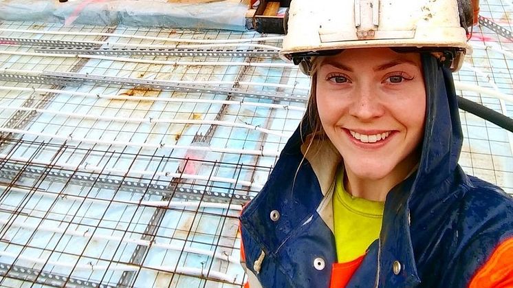 BETONGFAGARBEIDER Anne Sivertsen sier det har skjedd mye de siste årene når det gjelder personlig verneutstyr til kvinner, men at utvalget fortsatt er for dårlig.