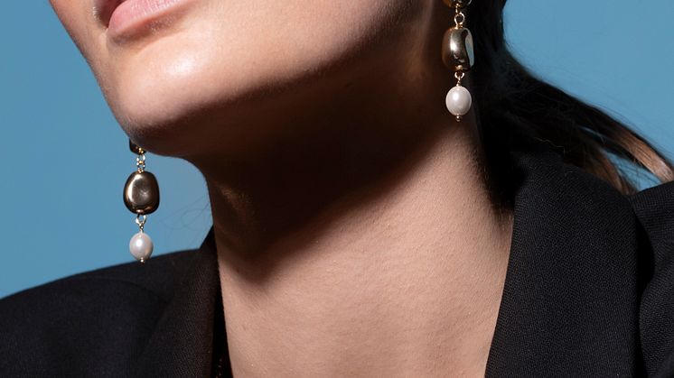 Pearls and golden details