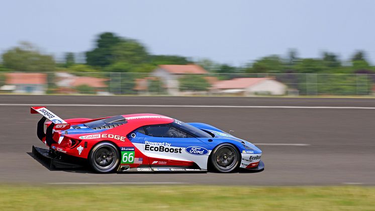 Ford GT i racertrim indtager World Endurance Championship på Silverstone-banen i april 2016