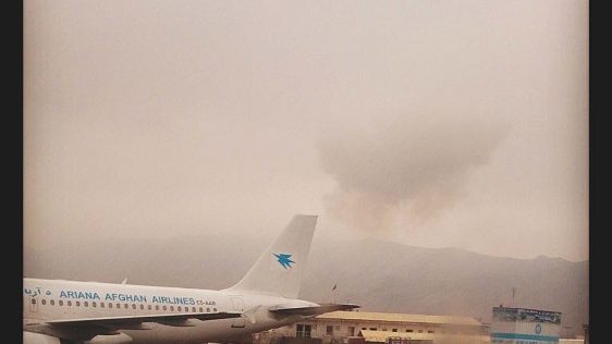 En bild tagen av en svensk gränspolis i samband med en verkställd utvisning till Afghanistan. När flygplanet skulle lämna Kabuls flygplats detonerade en bomb vid entrén till flygplatsen (rökmolnet från explosionen syns på bild). Foto: Privat.