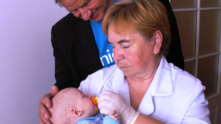 Norwegian feirer 10 år og gir 1 million kroner til UNICEF 