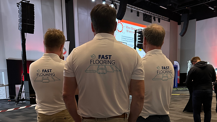 Raymond, Markus og Torgeir ikledd Fast Flooring trøyer.