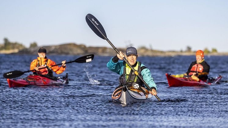 Kajakpaddling är en populär aktivitet i Roslagens vackra skärgård. Här vid Gisslingö öster om Rävsnäs. Foto: Henrik Trygg.