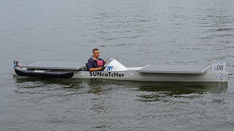 Das Solarboot "SUNcaTcHer" der TH Wildau mit dem Automatisierungstechnik-Studenten Christopher Brüllke am Steuer.