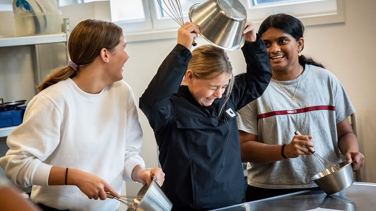 Eleverne dyster i køkkenet. Her skal de teste, om deres æg er pisket grundigt nok.