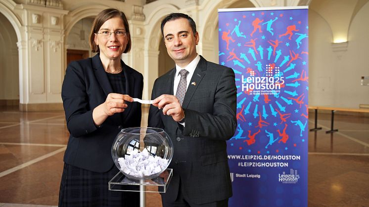 Dr. Skadi Jennicke und Timothy Eydelnant bei der Verlosung im Neuen Rathaus