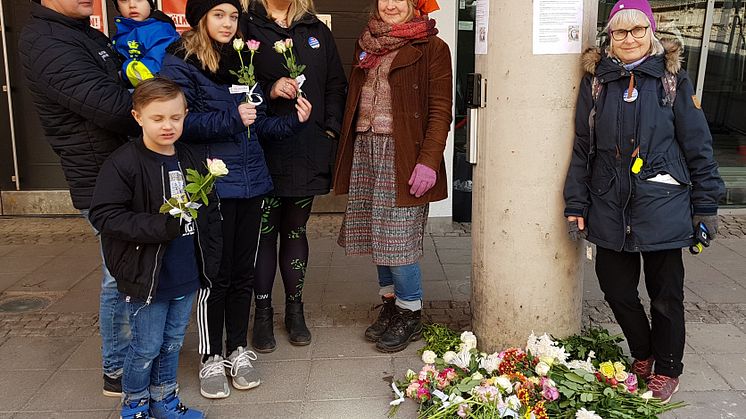 En hel familj lade ner blommor utanför s-kongressen.